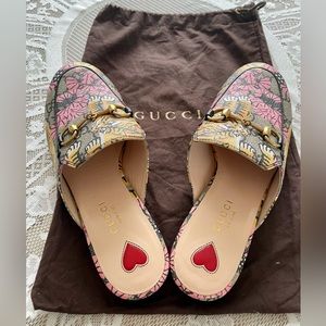 100 % authentic Gucci kids shoes/ sleepers. Size 35 European